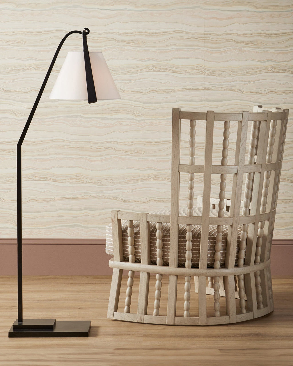 Lampadaire en fer forgé noir de 54.5 pouces avec bras incurvé