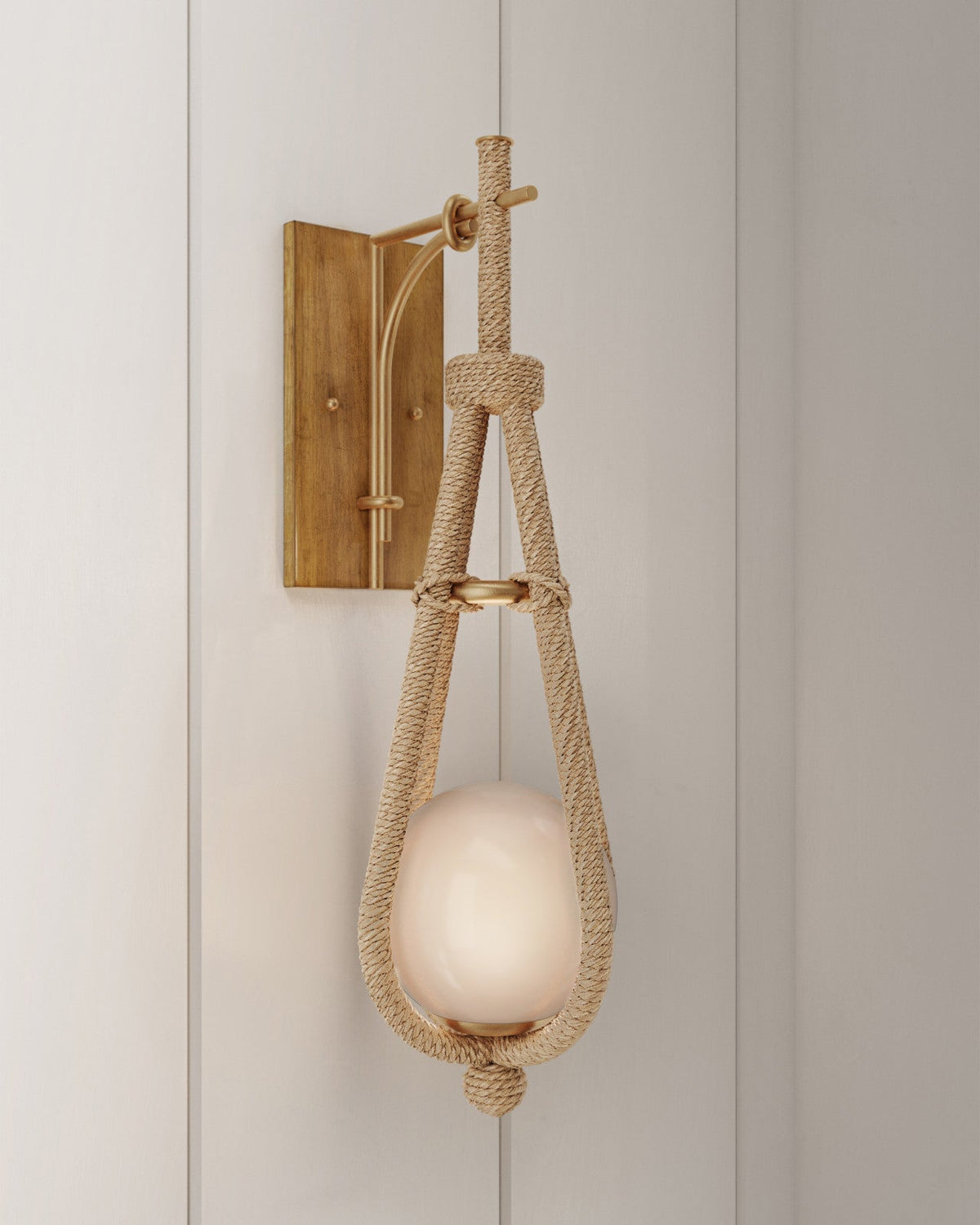 58,42 cm Wandlampe aus Abakaseil mit mattierter Glaskugel