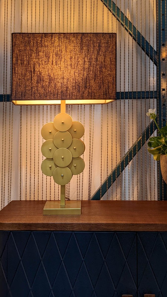 30-Zoll-Tischlampe mit Scheibenfuß, gebürstetem Messingfinish und schwarzem Schirm