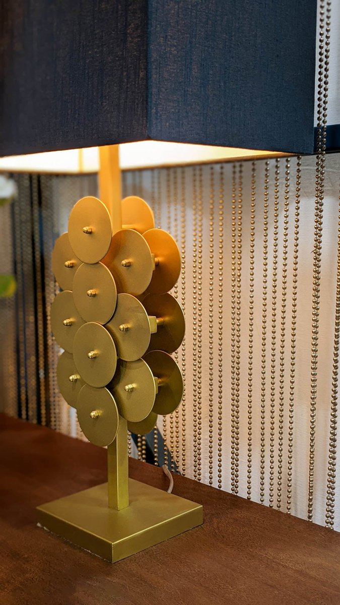 30-Zoll-Tischlampe mit Scheibenfuß, gebürstetem Messingfinish und schwarzem Schirm