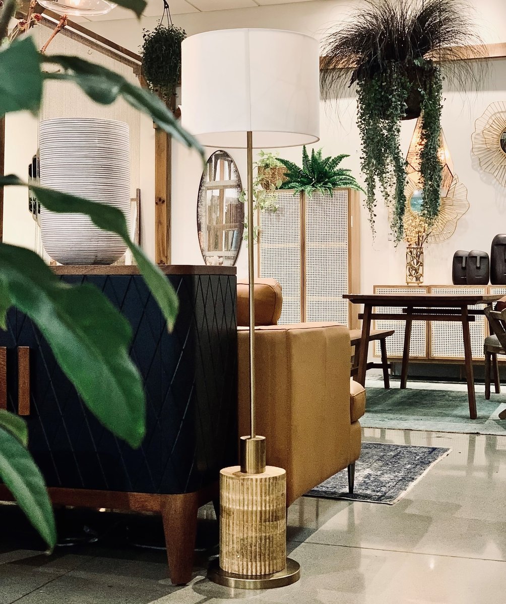 Lampadaire de 60 pouces en bois et fer finition laiton avec abat-jour en coton