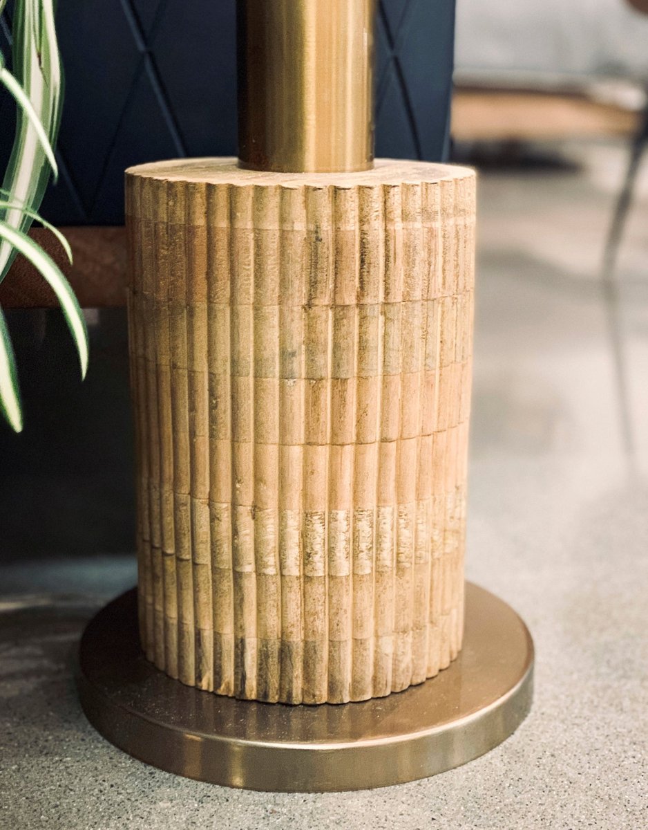 Lampadaire de 60 pouces en bois et fer finition laiton avec abat-jour en coton