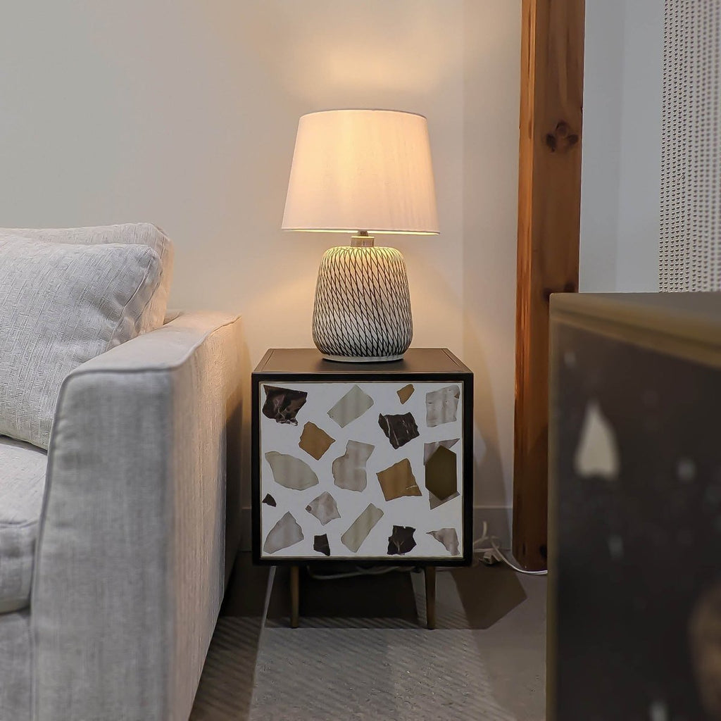 Μπεζ και μαύρο κεραμικό επιτραπέζιο φωτιστικό 23 ιντσών με σπειροειδές μοτίβο