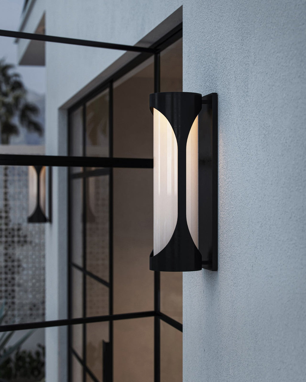 Applique da esterno a LED in metallo nero da 22 pollici con vetro bianco